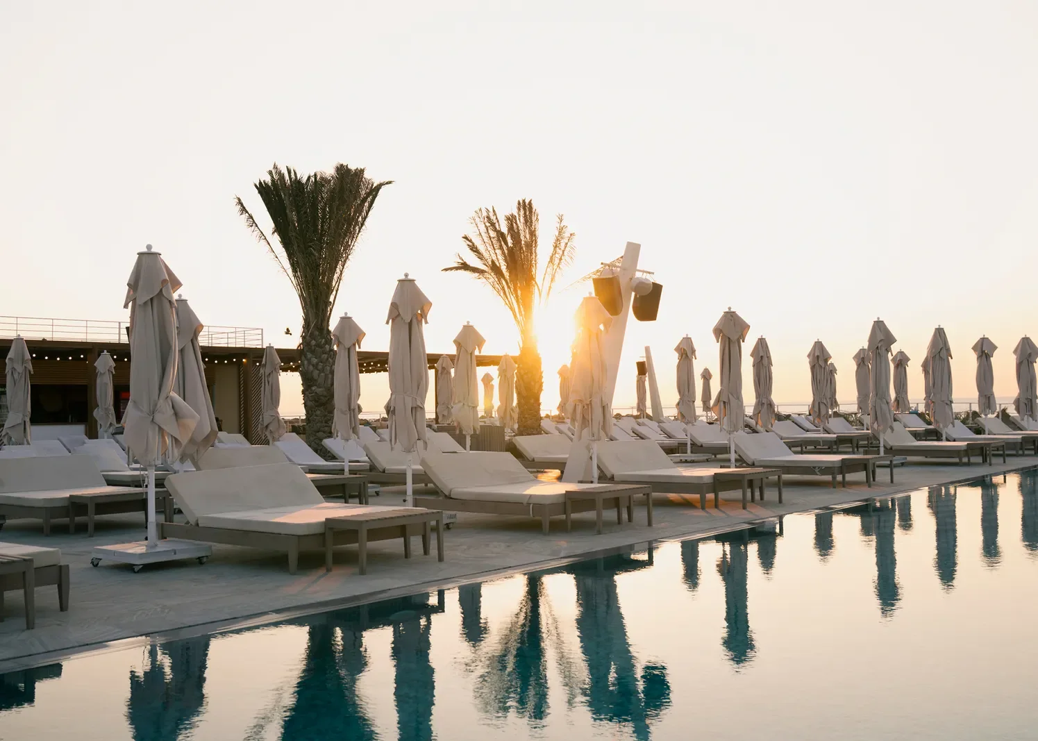 White Beach hovuzu gün batımında: günəş suda işıqlı yol qoyur