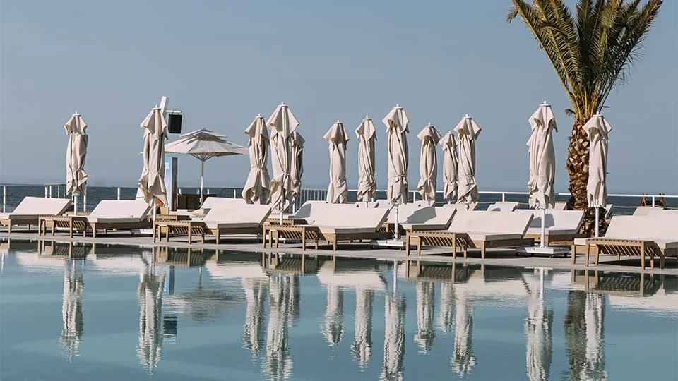 White Beach hovuzu və qatlanmış çətirlər, suda əksləri