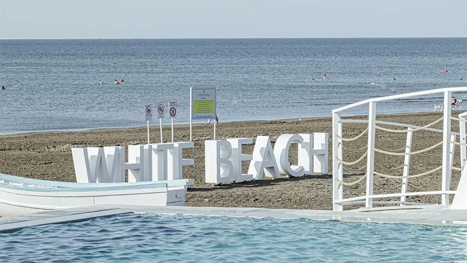 Suyun kənarında WHITE BEACH nişanı