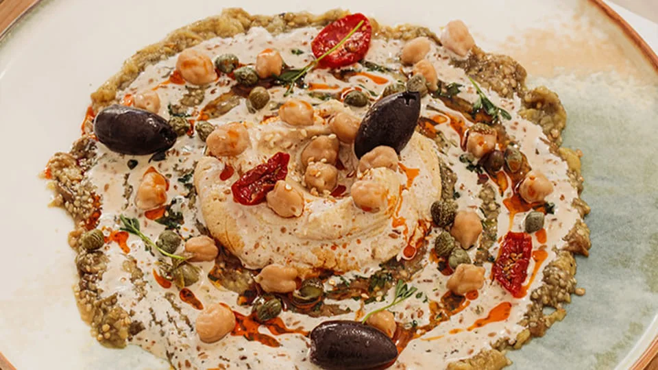 חומוס עם זיתים ועגבניות מיובשות