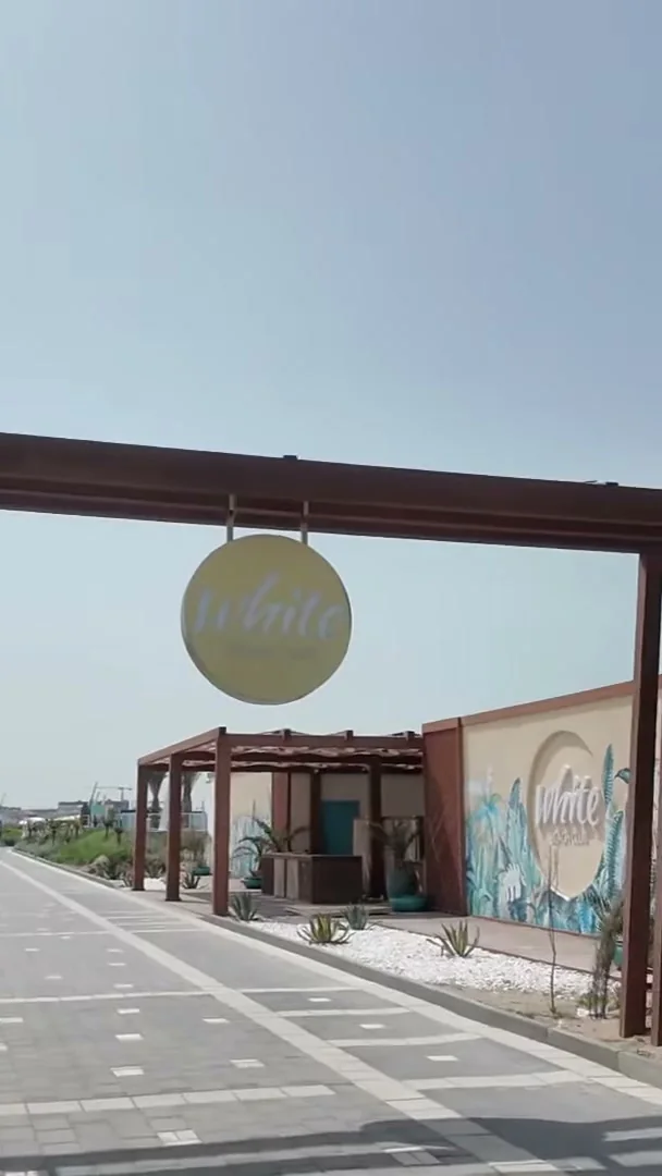Sahil tərəfindən White Beach qapıları