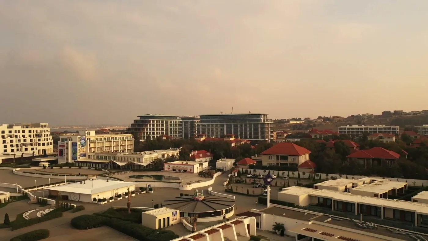Qızıl saatda Sea Breeze kurortu: çimərlik pavilyonları, villalar və dənizin yanında korpuslar